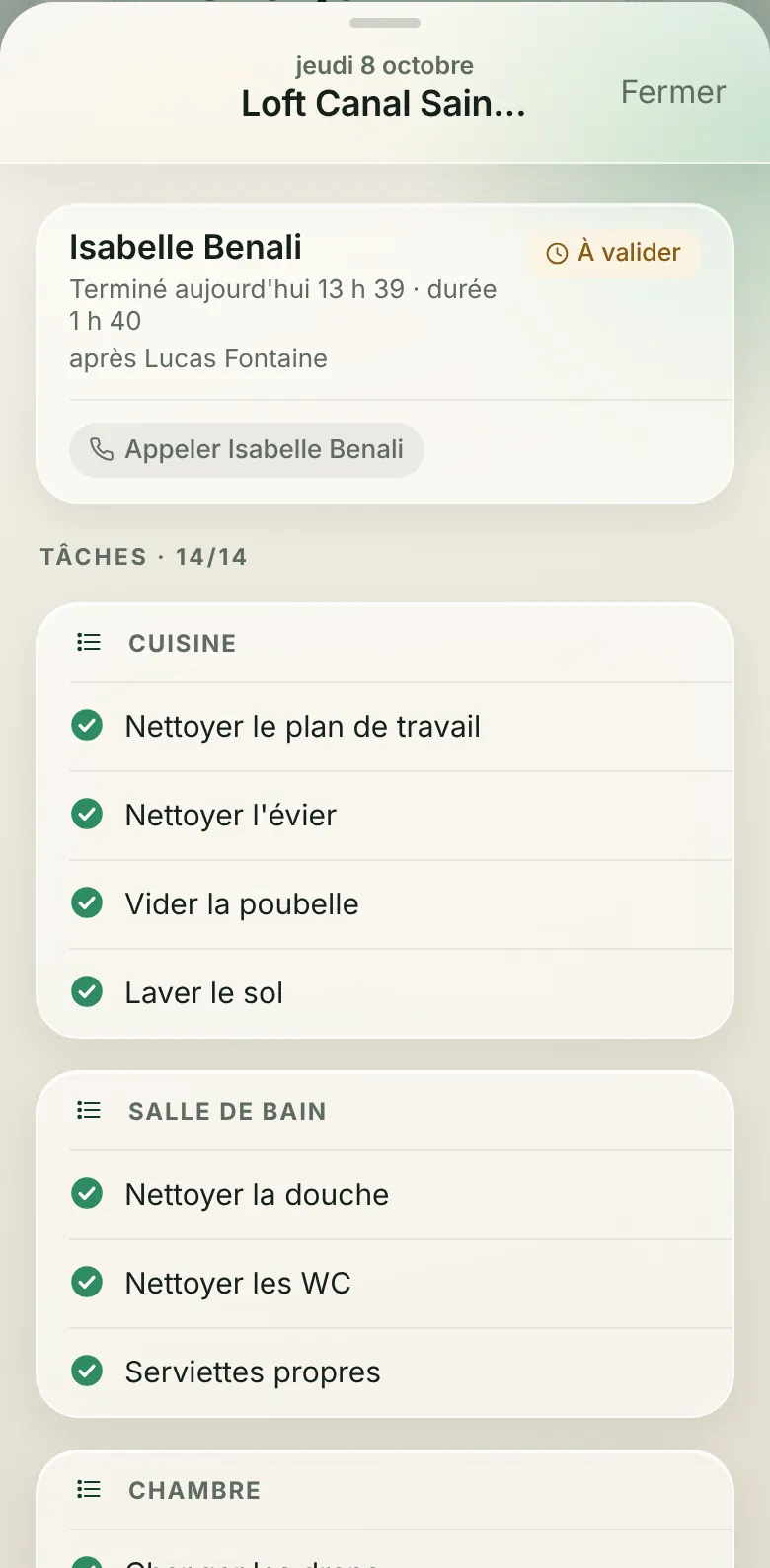 Checklist ménage terminée sur téléphone : tâches cochées pièce par pièce, intervenante, durée, ménage à valider